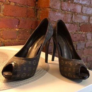Louis Vuitton pumps with open toe